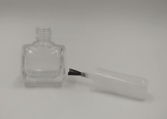 Bottiglia dello smalto di trucco di bellezza con la spazzola bianca